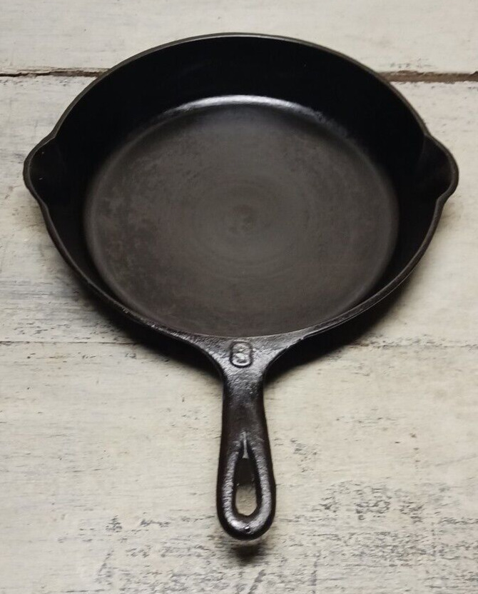Vintage Early Antique Embossed Raised #8 Cast Iron Skillet Double Pour Heat Ring
