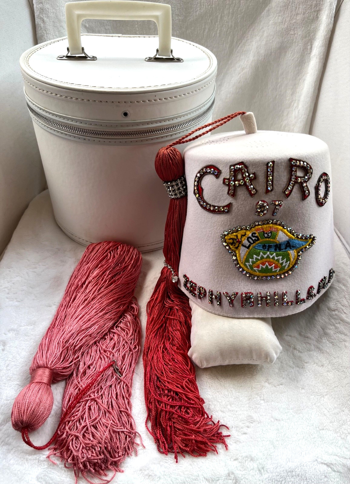 VINTAGE CAIRO 97-ZEPHYRHILLS FLA. FEZ STYLE FELT HAT-RED TASSEL-CARRYING CASE.