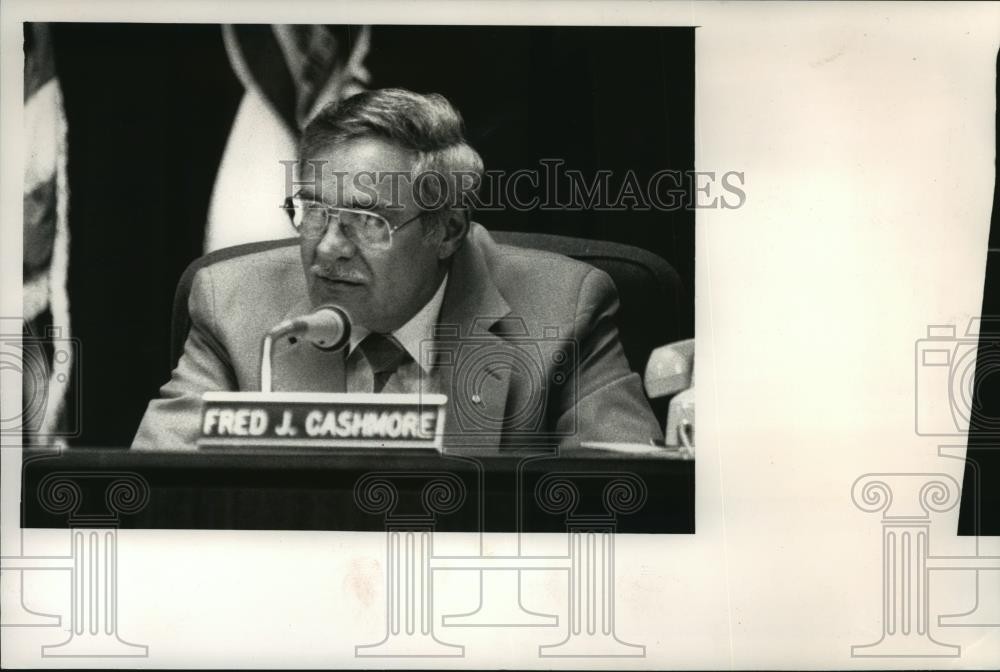 1989 Press Photo Mayor Fred J. Cashmore at West Allis city council meeting