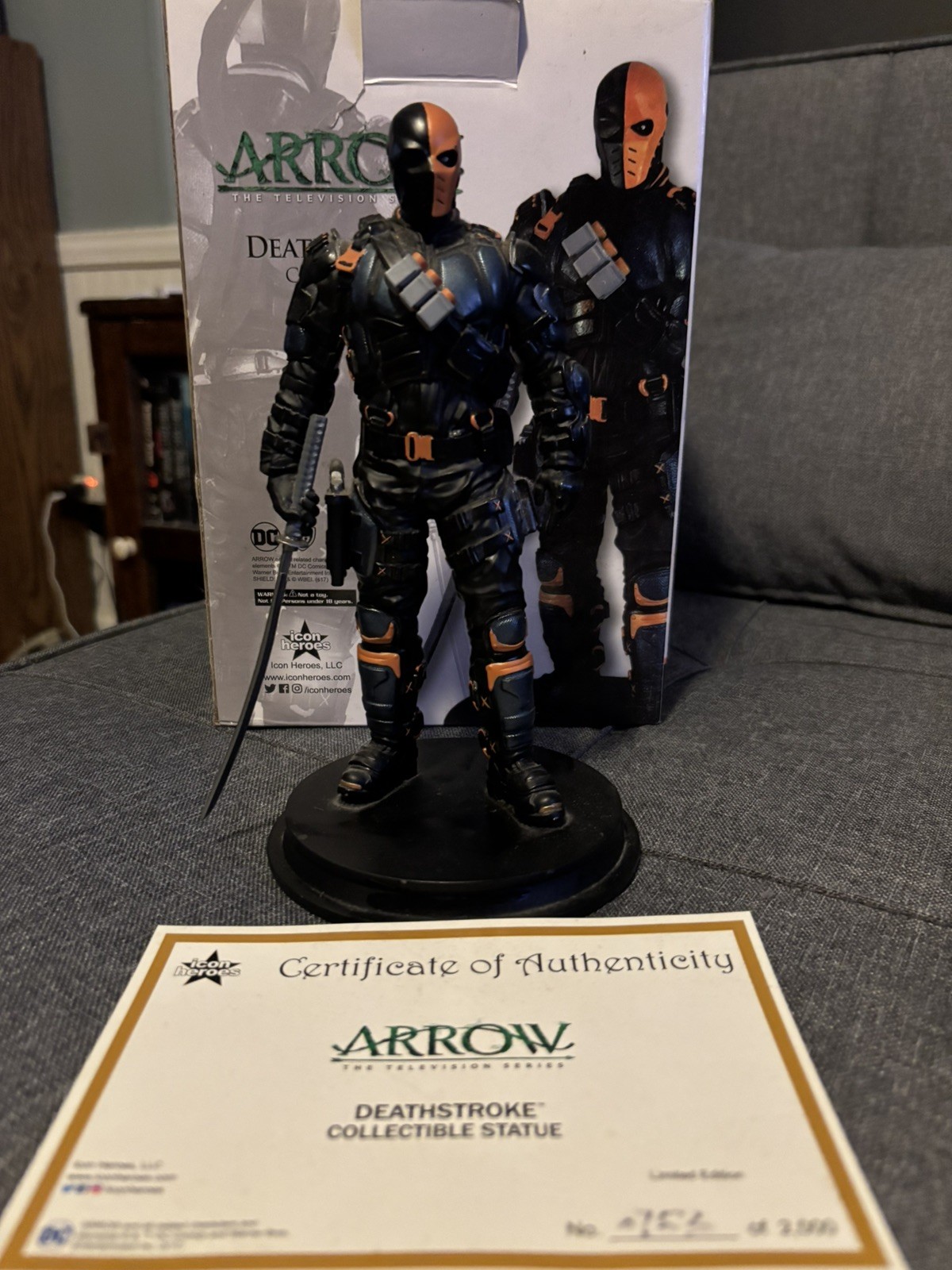 Icon Heroes CW Deathstroke Paperweight Statue With Box And COA