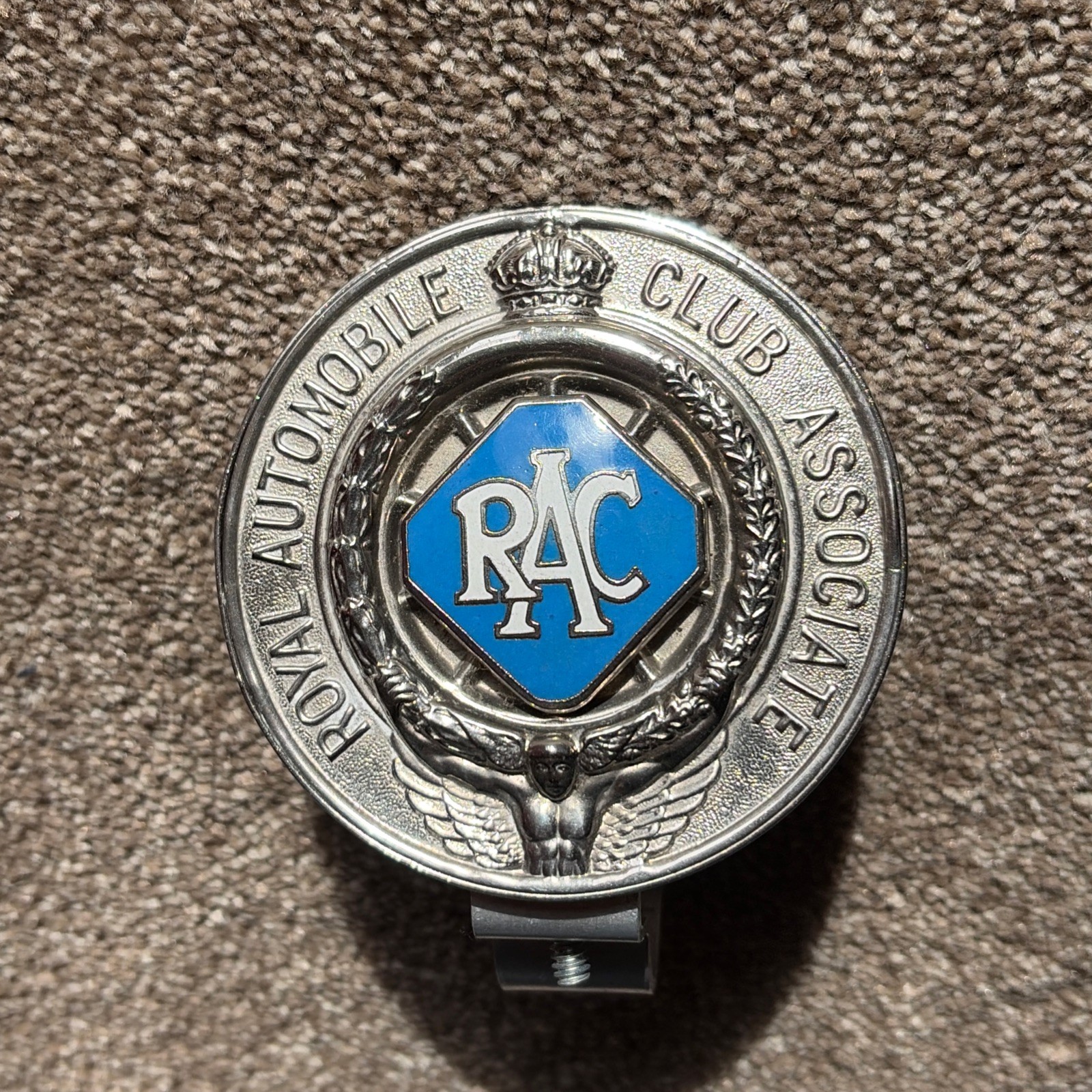 VINTAGE ROYAL AUTOMOBILE CLUB ASSOCIATE CLASSIC CAR BADGE K14916 RAC MASCOT