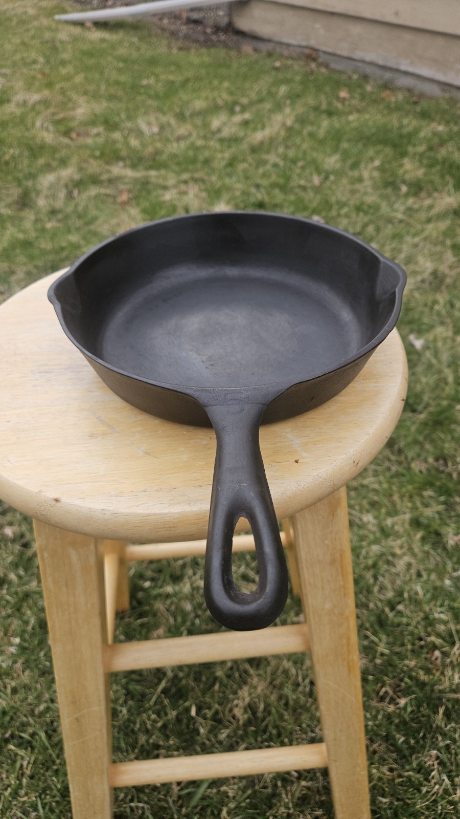 Vollrath Antique Cast Iron Skillet Number 5. Sits Flat. Smooth Seasoned Surface