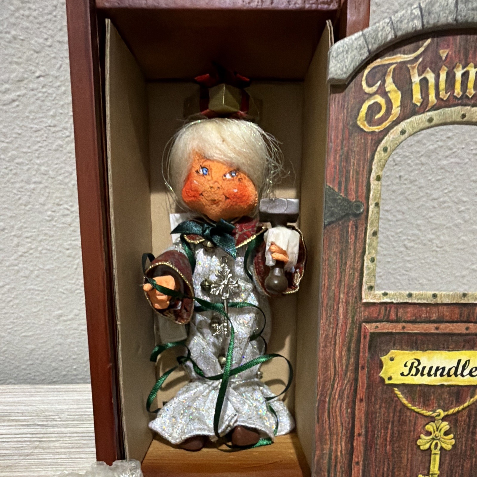 Annalee 6in Bundles the Gift Wrapper - Thimbles Item #956303 - 2003
