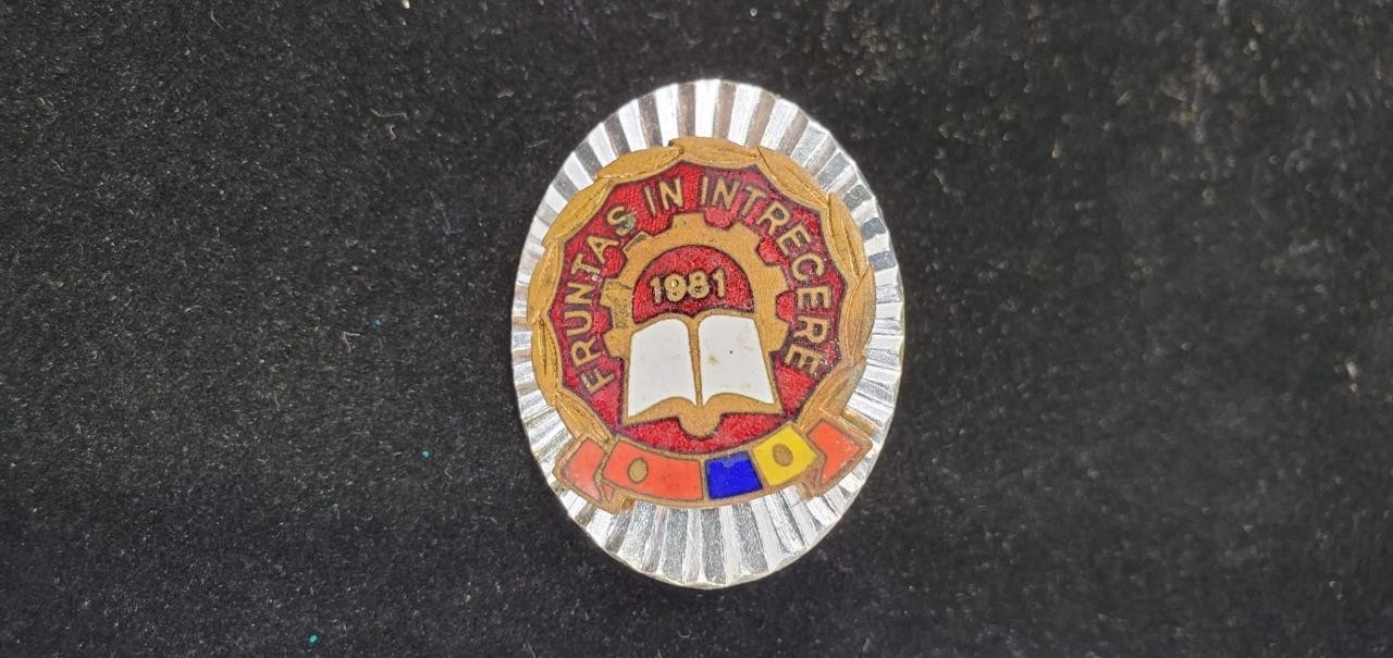 Vtg Romanian Communist Socialist Enamel Cokade Pin Badge Fruntas in Intrecere 81