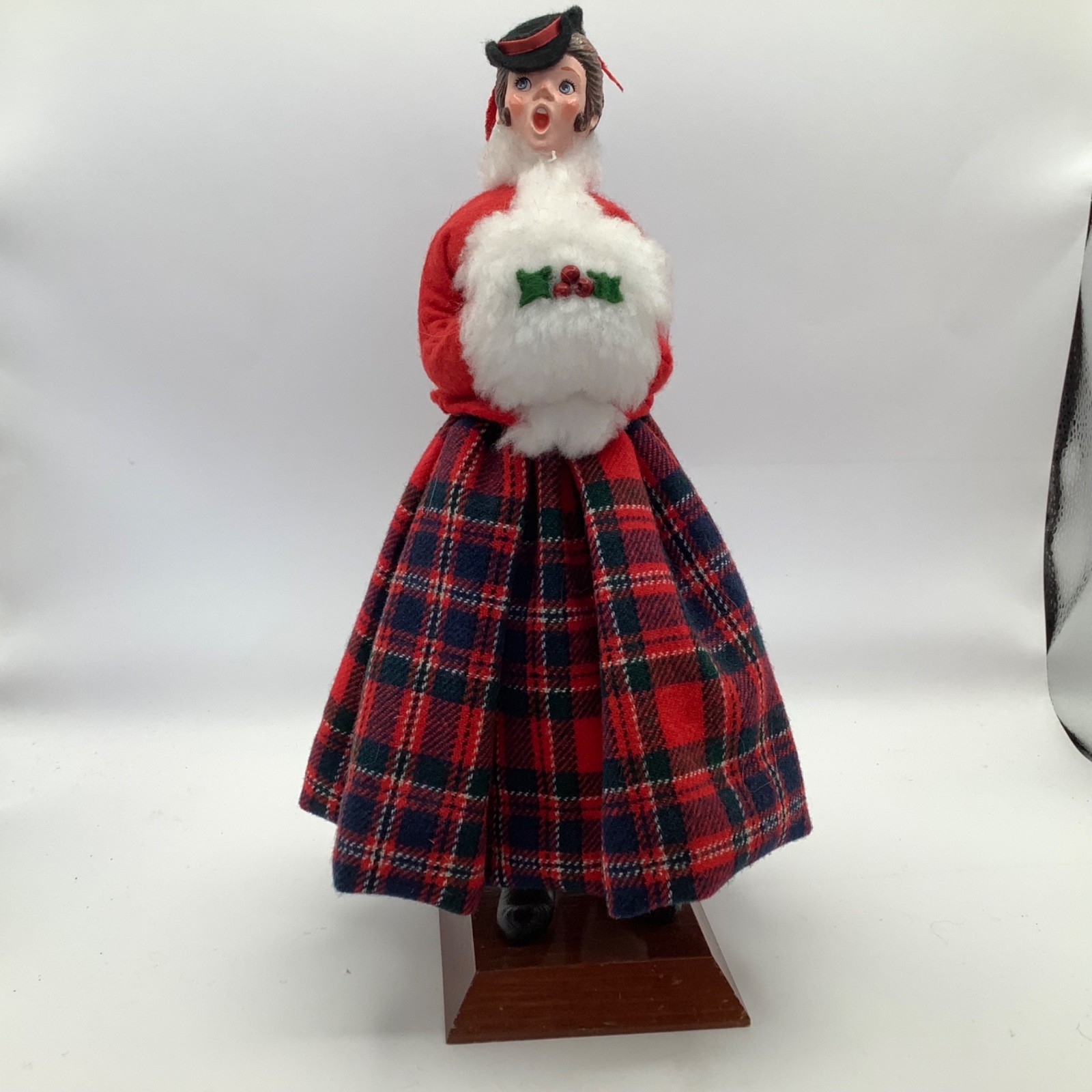 Simpich Paper Label Girl Caroler