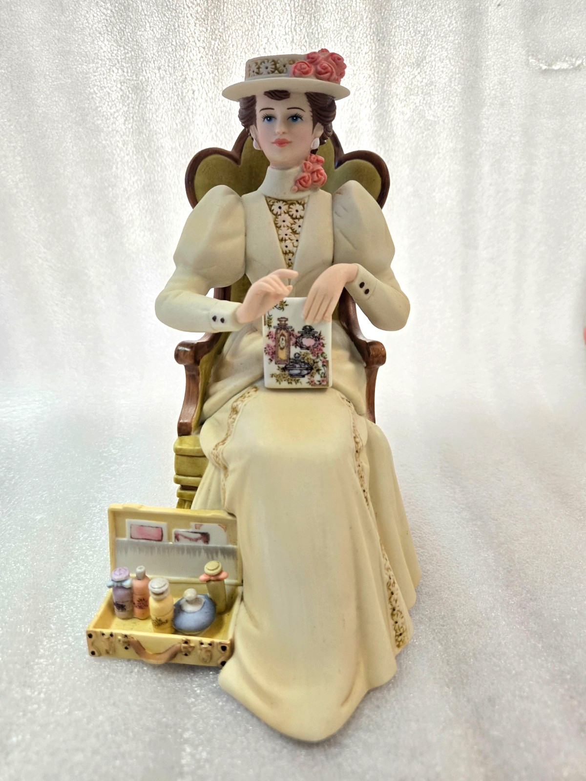 Avon 2011 President's Club Mrs. Albee Award Porcelain Figurine