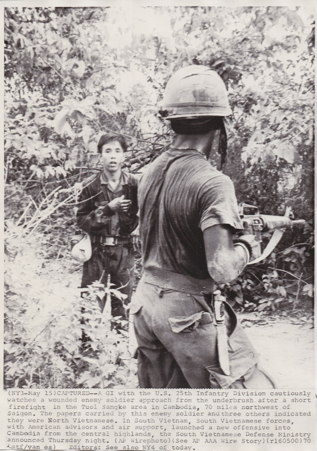 1970 Press Photo US Army 25th Infantry Capture North Vietnamese by Hubert Van Es