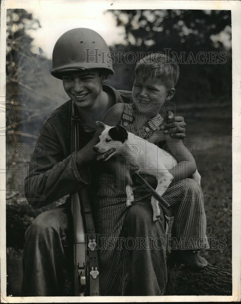 1942 Press Photo Henry Gonzales, Friend Tommy Tilley, and His Pal, Terrier Pup