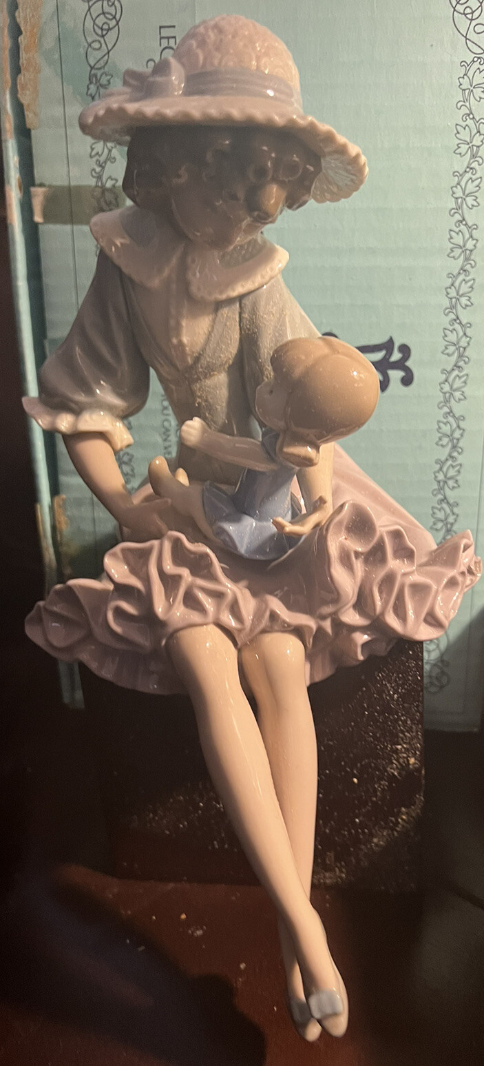 Lladro 1379 Debbie and Her Doll Retired Blue Lladro Box Mint Condition Rare
