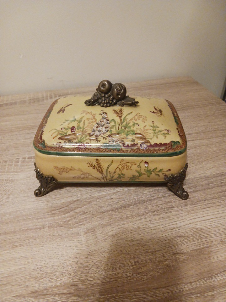 Vtg Wong Lee (WL 1895) Famille Jaune Porcelain Centerpiece Casket Jewelry Box Vtg Wong Lee (WL 1895) Famille Jaune Porcelain Centerpiece Casket Jewelry Box