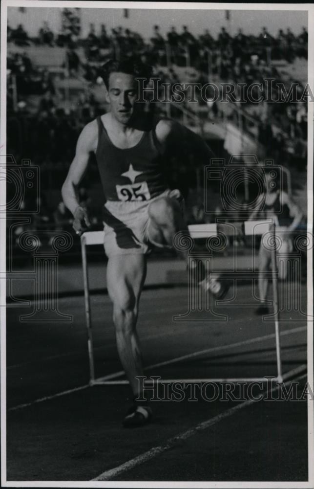 1939 Press Photo B. Storskrubb runs 400m hurdles at Helsinki Olympic Games