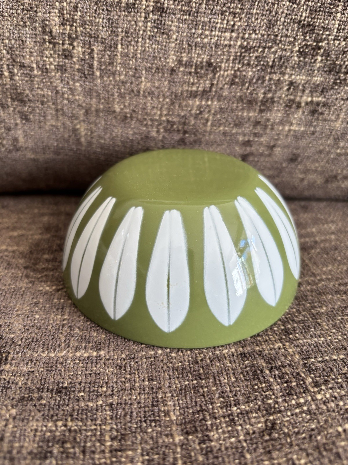 CATHRINEHOLM 4” AVOCADO GREEN WITH WHITE LOTUS BOWL GLOSSY NEAR MINT PERFECT RIM