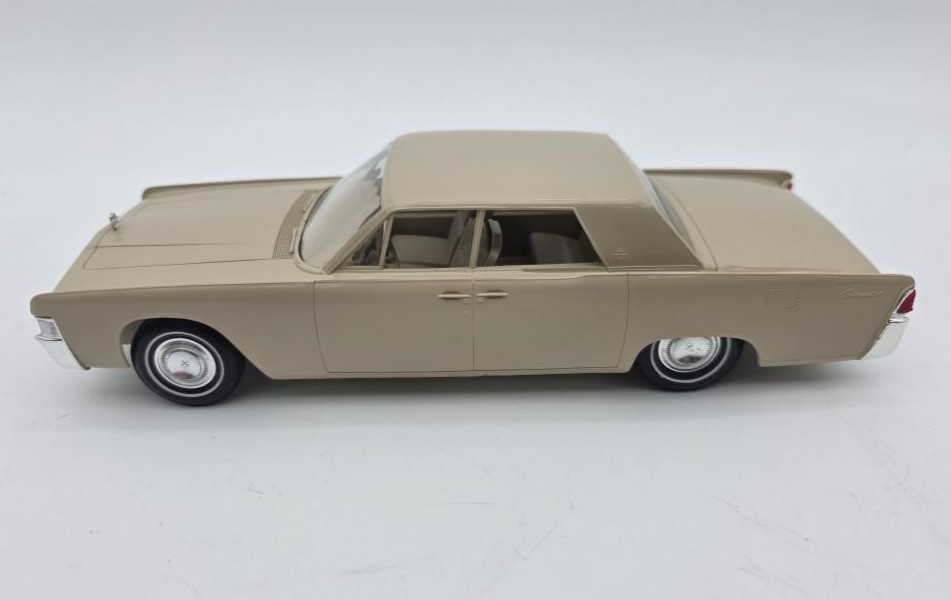 Rare AMT 1965 Lincoln Continental 4-Door Dealer Promo Car Collectible 1:25 Scale Rare AMT 1965 Lincoln Continental 4-Door Dealer Promo Car Collectible 1:25 Scale