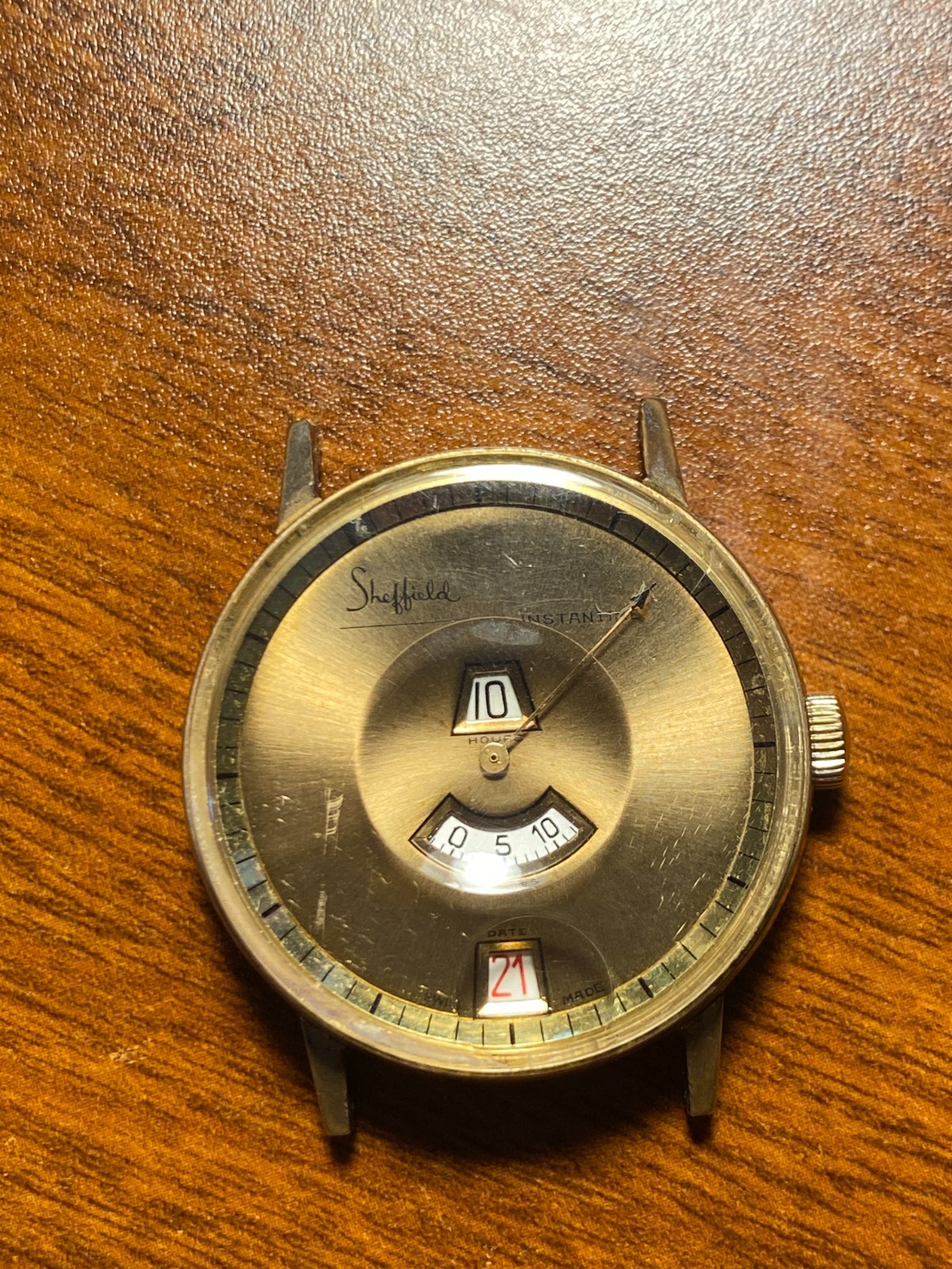 Vintage Gold Tone 1970s Sheffield Instantime Jump Hour - Runs and stops Vintage Gold Tone 1970s Sheffield Instantime Jump Hour - Runs and stops