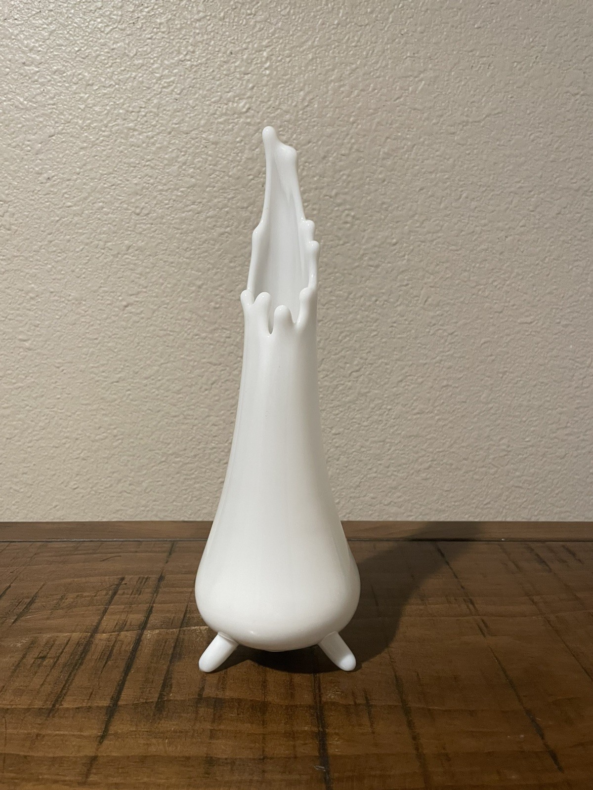 Vintage LE Smith Milk Glass 3-Toe Smoothie Swung Vase 