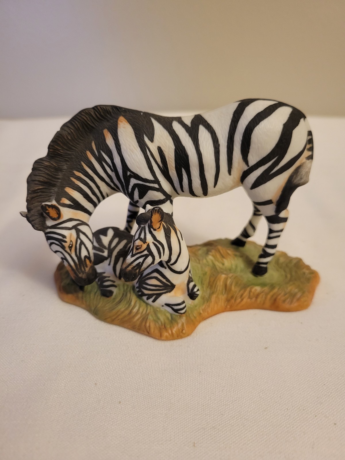VINTAGE 1989 FRANKLIN MINT MOUNTAIN ZEBRA BABY & MAMA 3\'\'H X 4.75\'\'L MINT COND.