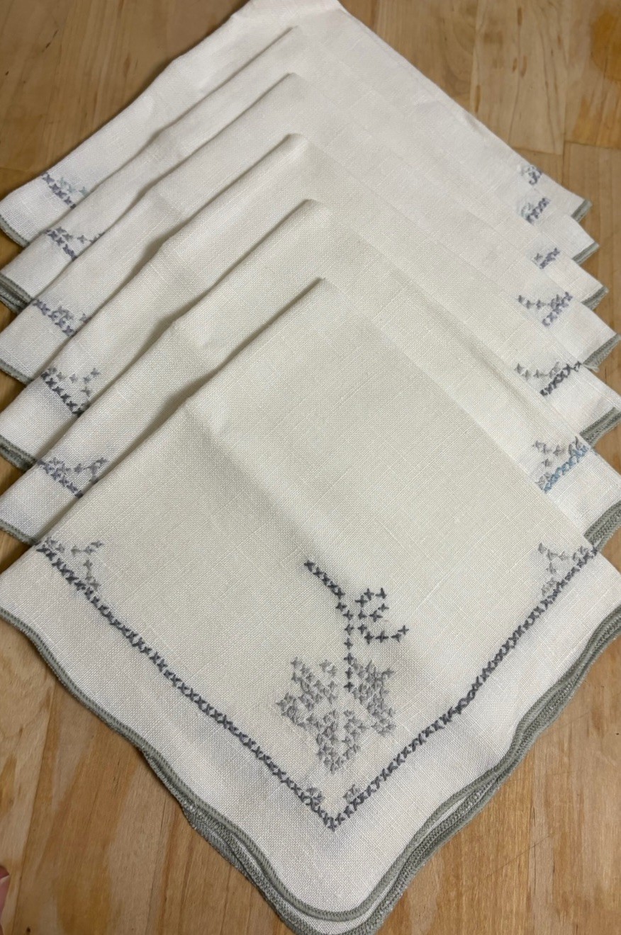 Set of 6 Vintage Linen Embroidered Cocktail Napkins 15” x 15”