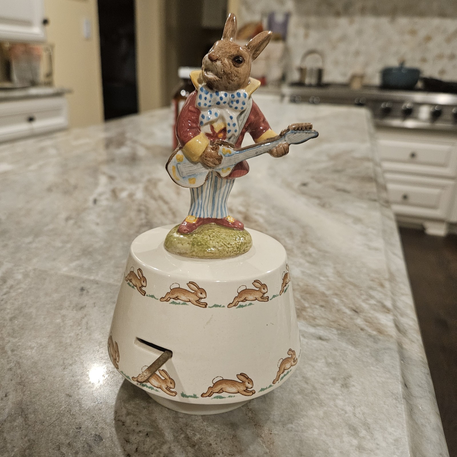 ROYAL DOULTON England BUNNYKINS MR BUNNYBEAT STRUMMING Music Box HEY JUDE Nice