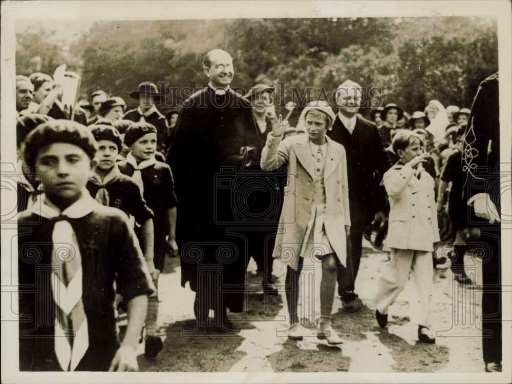 1937 Press Photo Royal Belgian Children Wave to Cheering Crowd at Brussels Park