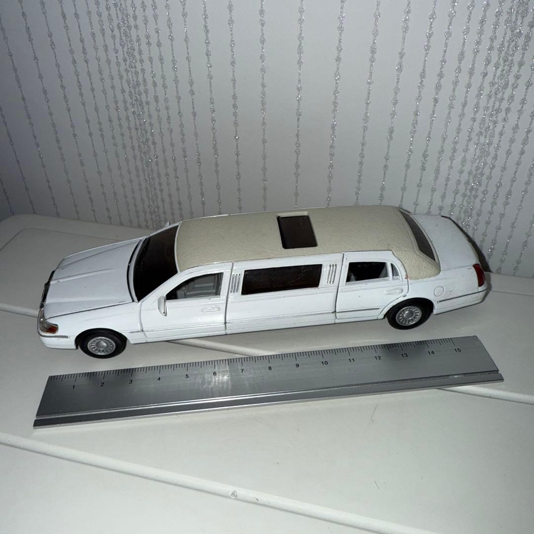 Kinsmart 1999 Lincoln Town Car Limousine 1/38 Mini Car