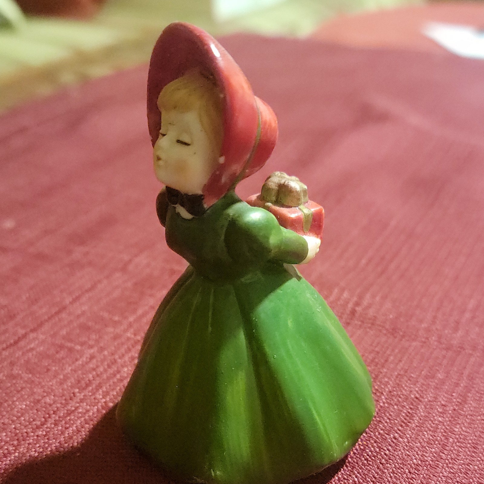 Enesco 1999 Figurine Old Fashion Kissing Girl Christmas Gift Ceramic Decoration