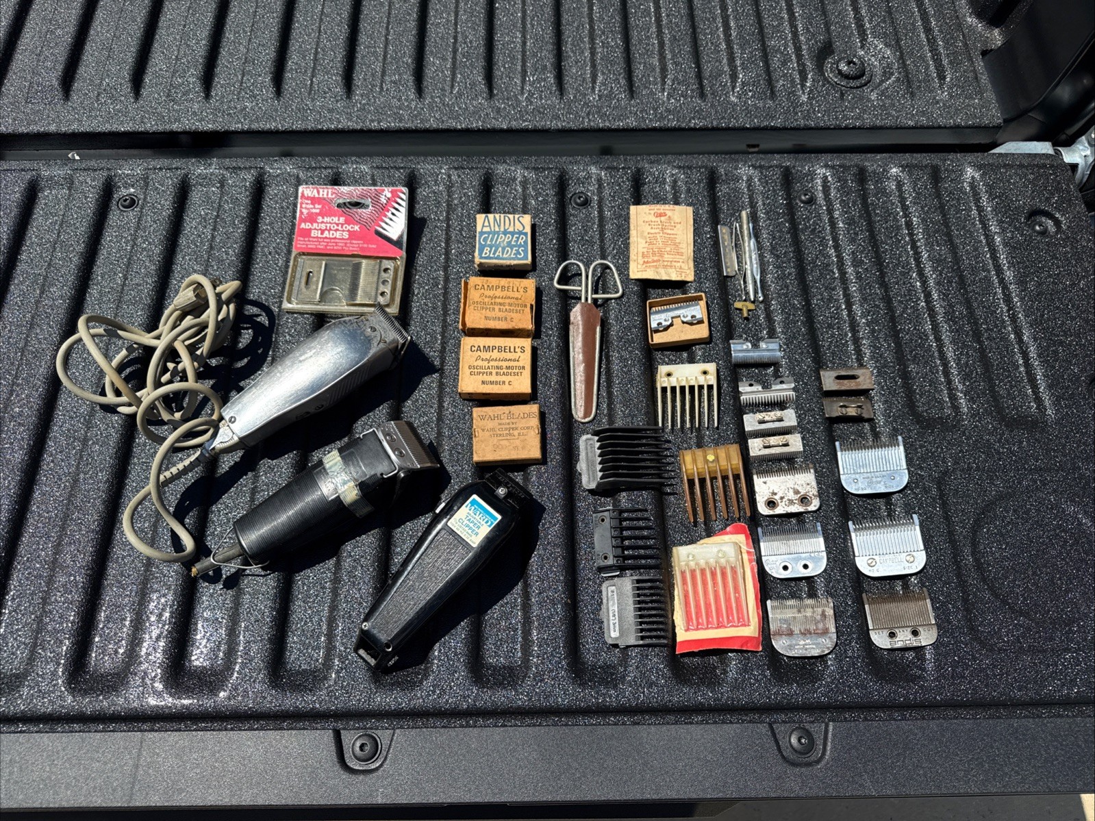 35 Piece Group Lot Of Vintage Electric Hair Clippers,blades,guards, Etc 35 Piece Group Lot Of Vintage Electric Hair Clippers,blades,guards, Etc