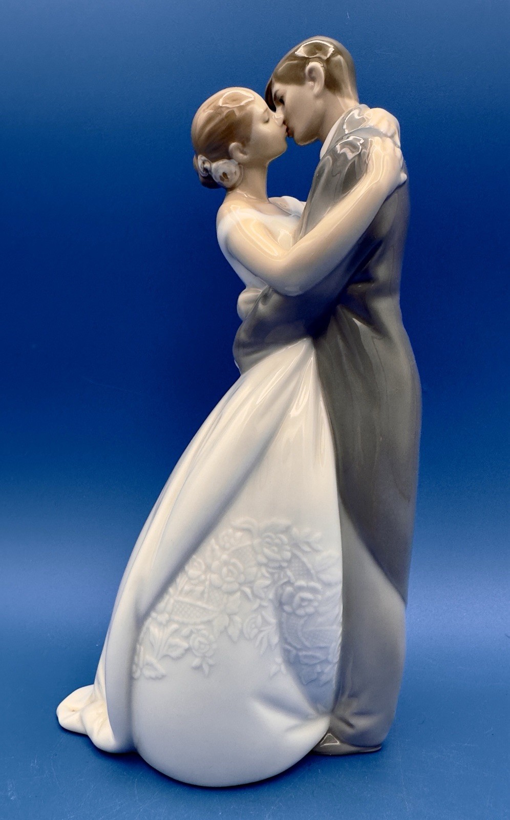 Nao by Lladro Porcelain Figurine - A Kiss Forever - 1613 - MINT - Bride & Groom