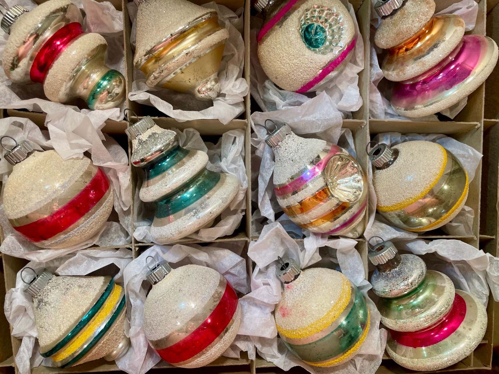 Lot 126 - Pre-WWII Shiny Brite Mica Ornaments in Uncle Sam Box Lot 126 - Pre-WWII Shiny Brite Mica Ornaments in Uncle Sam Box