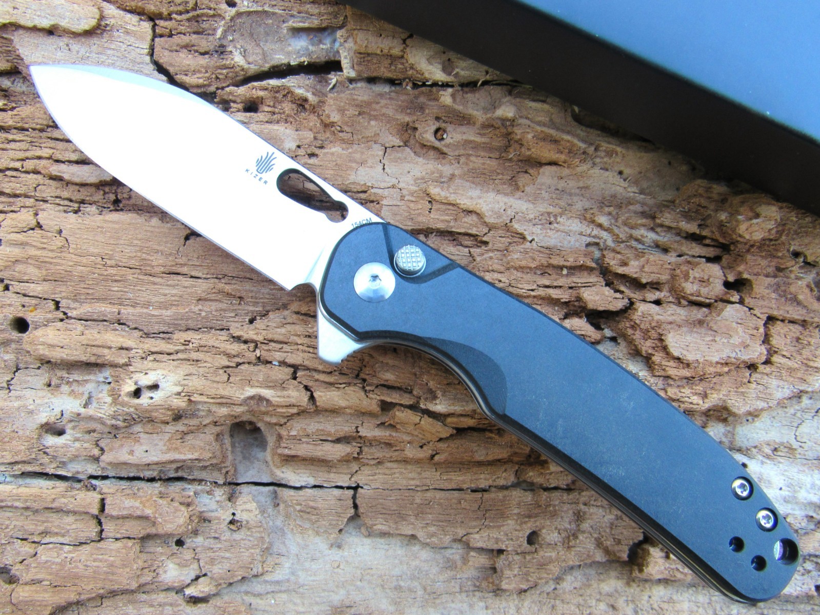 NEW KIZER HIC-CUP FOLDING BLADE KNIFE -V3606C2 -154CM BLADE -FLIPPER TAB -EXTRAS