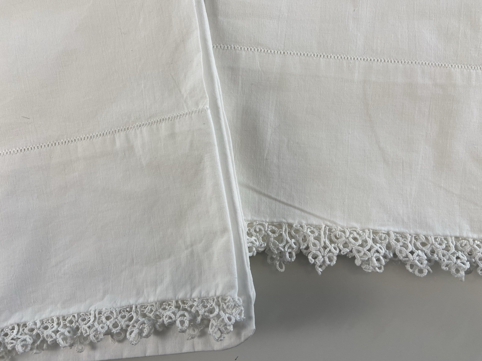 2 VTG MCM White Pequot Pillowcases Crochet Lace Trim Heavy Cotton Muslin 22x32 2 VTG MCM White Pequot Pillowcases Crochet Lace Trim Heavy Cotton Muslin 22x32