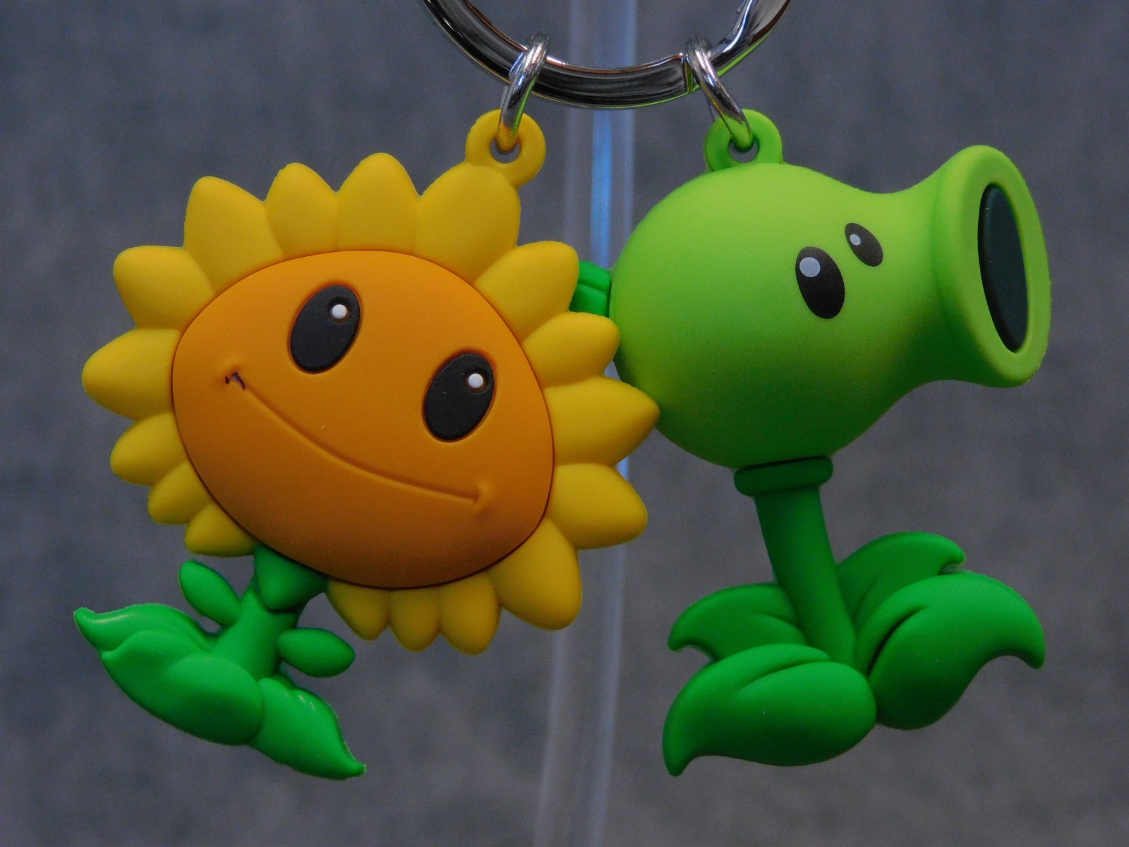 Plants vs Zombies NEW * Sunflower and Peashooter Clip * Blind Bag Key Monogram