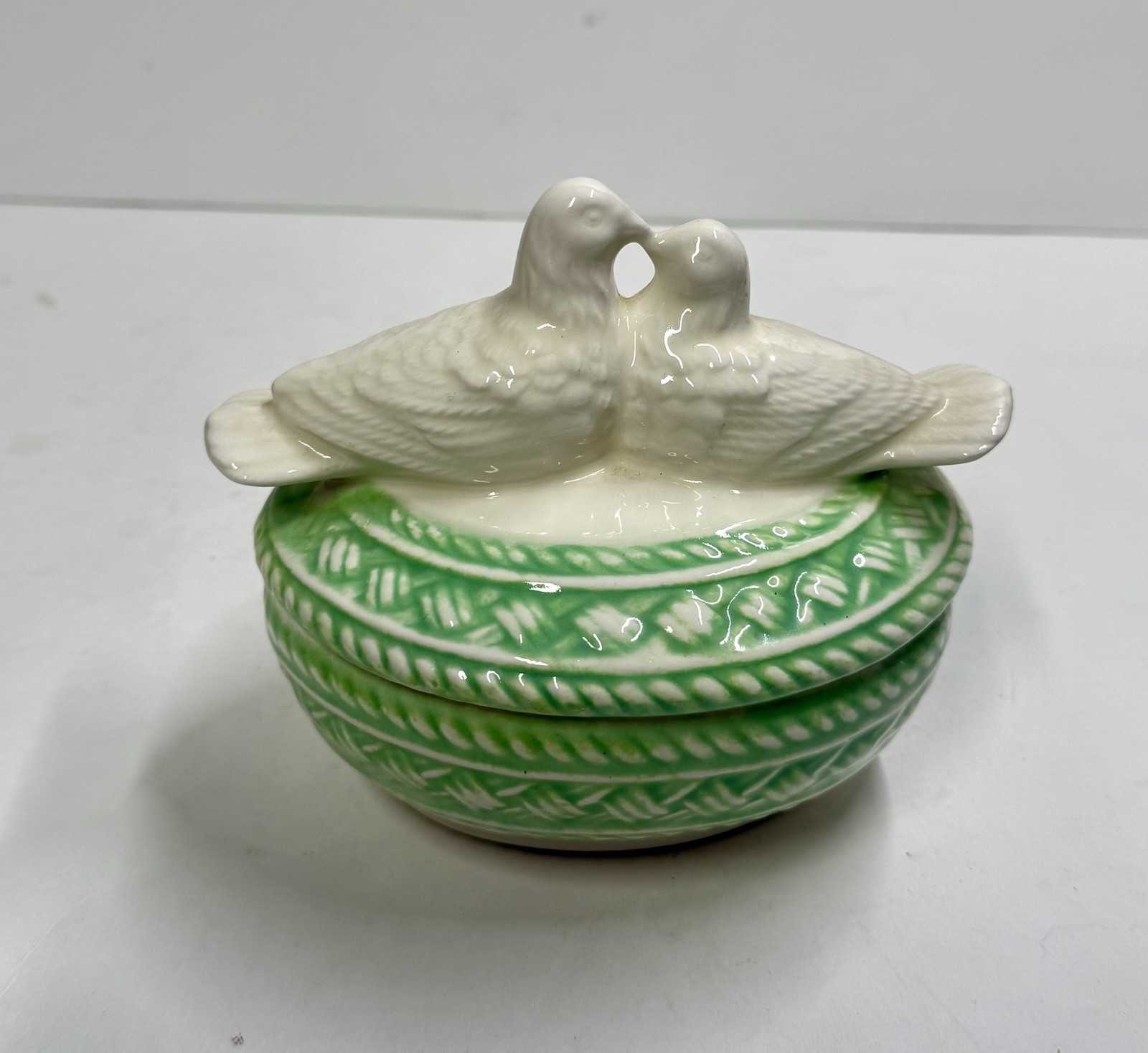 Vtg Green & White Kissing Turtle Doves Atop Covered Basket Trinket Dish 5.5”