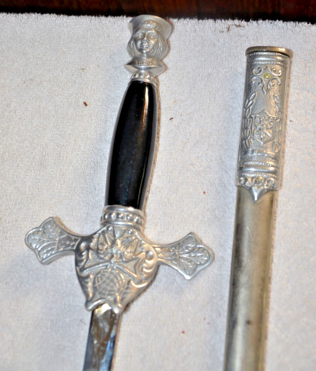 Vintage  PRESENTATION SWORD w KNIGHT HEAD POMMEL & Scabbard LYNCH KELLY
