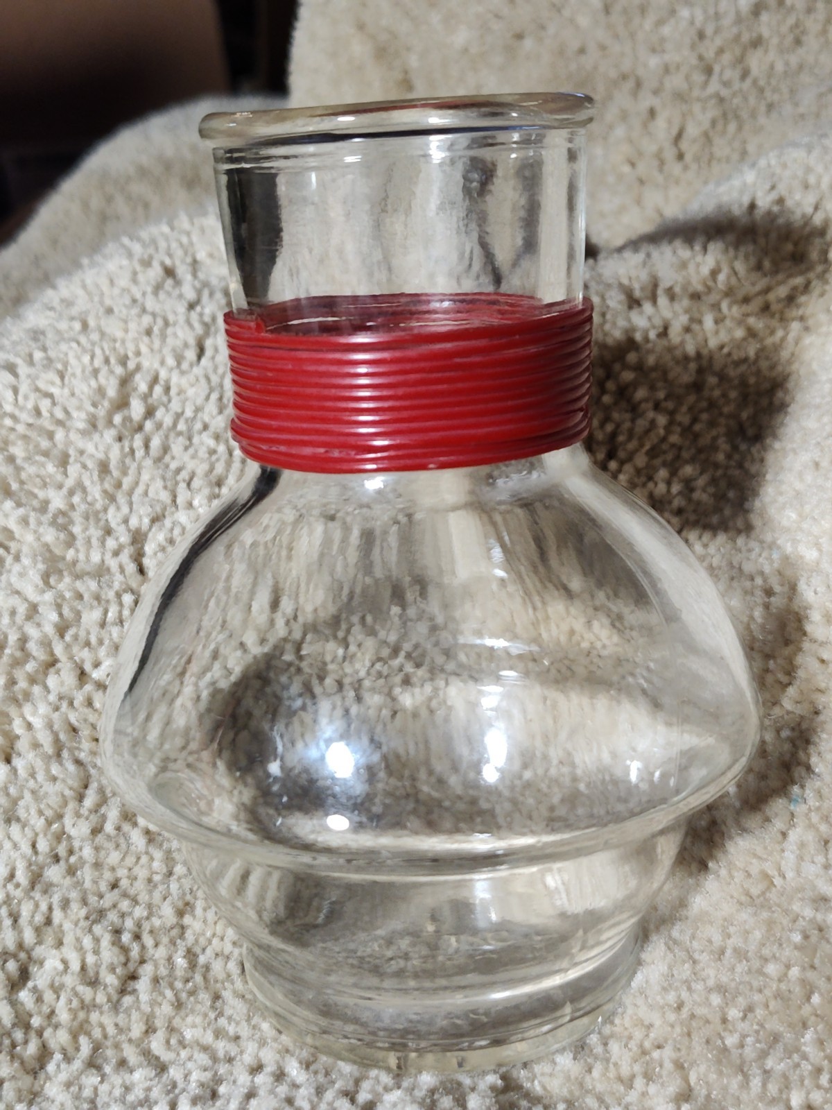 VINTAGE McKEE HOTTLE CLEAR GLASS GLASBAKE CARAFE TEA SERVER RED TRIM NO STOPPER VINTAGE McKEE HOTTLE CLEAR GLASS GLASBAKE CARAFE TEA SERVER RED TRIM NO STOPPER