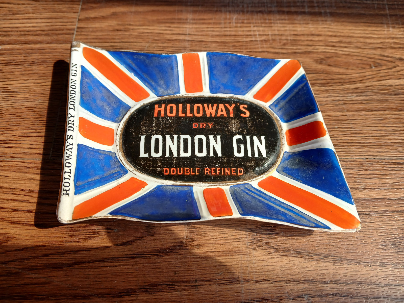 Rare vintage HOLLOWAY\'S DRY LONDON GIN advertising change tray made in England.