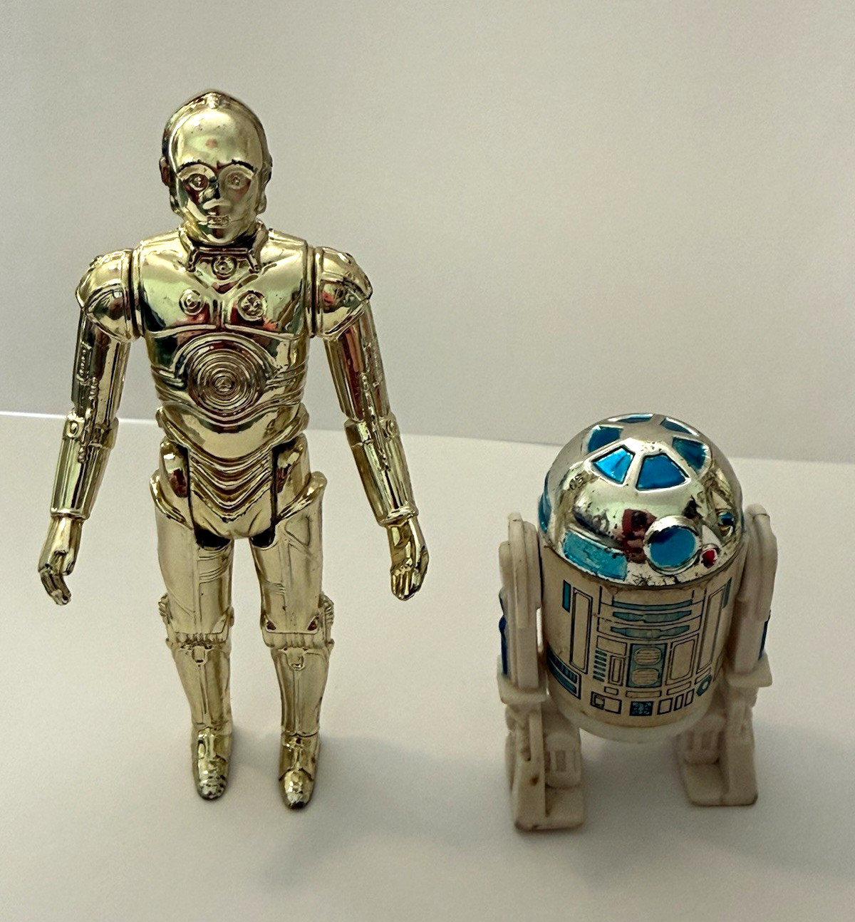 1977 Kenner Star Wars IV C-3PO & R2-D2 vintage action figures