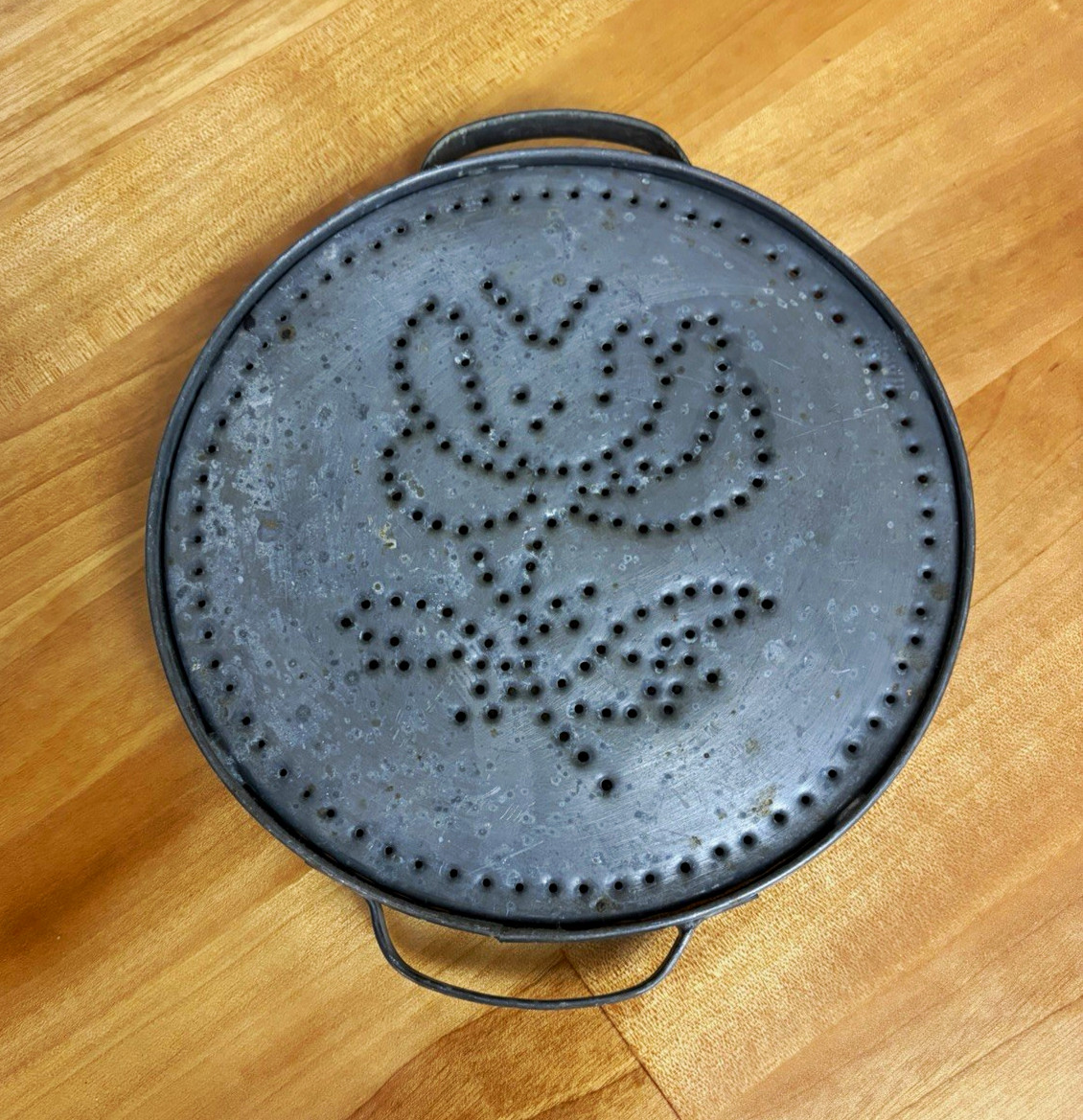 Pfaltzgraff Yorktowne Tinsmith Tin Trivet Hot Plate with Handles