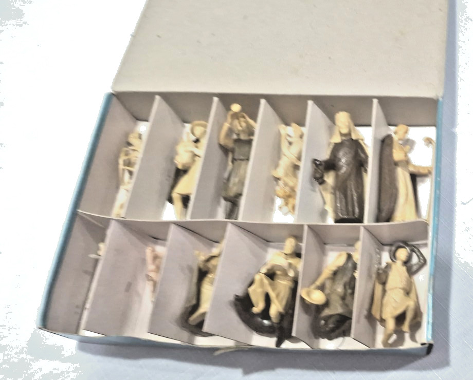Vintage 15 PC Nativity Set/ Depose Italy/Christmas Figurines In Original Box