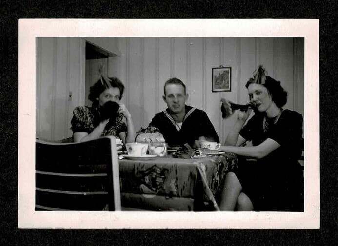 WOMEN SAILOR FUNNY SILLY PARTY HATS FAVORS OLD/VINTAGE PHOTO- E642