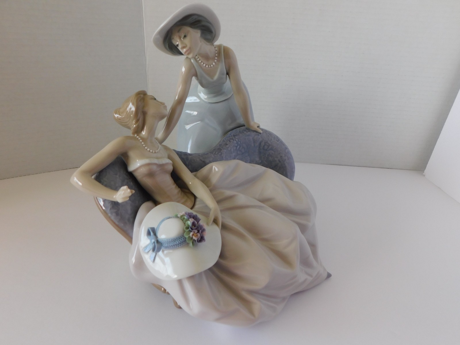 STUNNING RARE LLADRO SPAIN FIGURINE #5486 DEBUTANTES - TWO LADIES - MINT