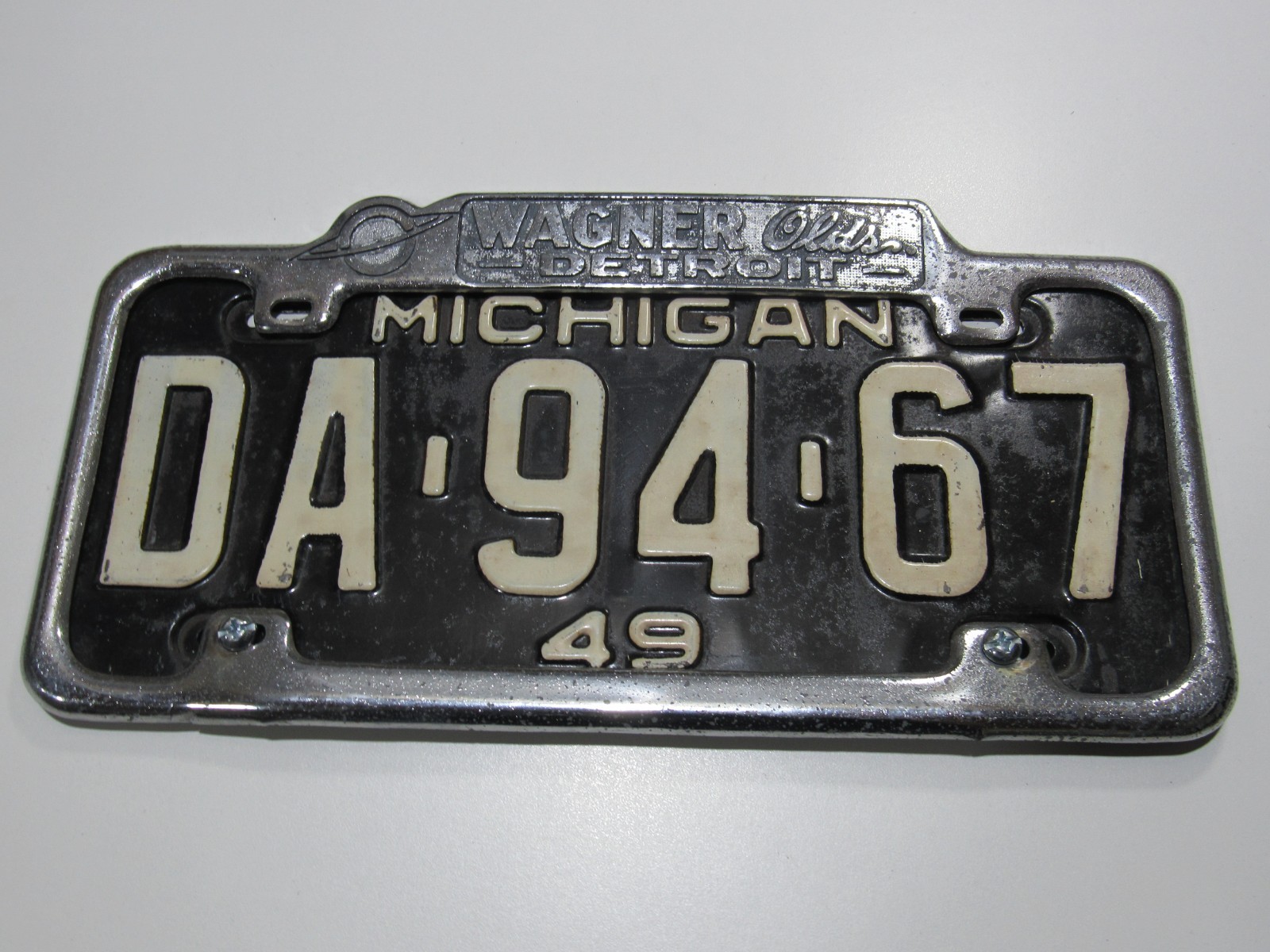 VTG Wagner Oldsmobile Detroit MI Metal License Plate Frame Tag Dealer RARE Cover