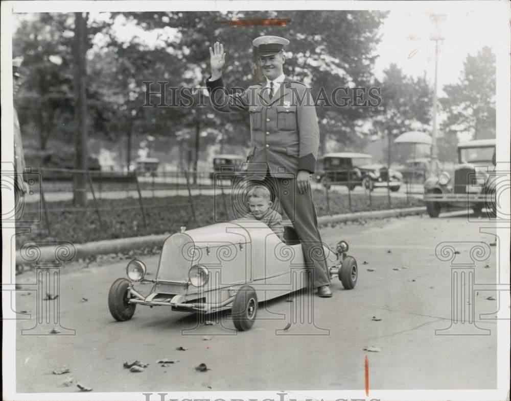 1935 Press Photo Philadelphia policeman stands over Bobby Eckert in his tiny car