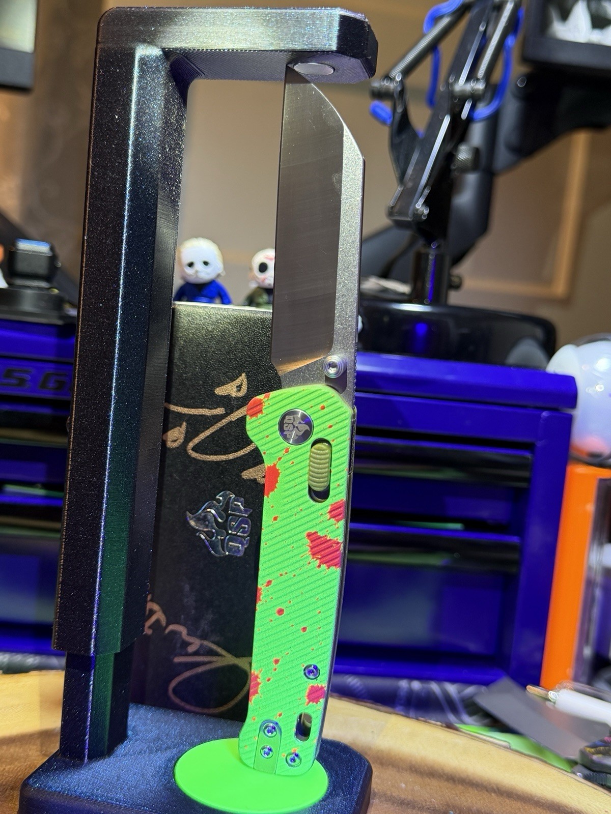 QSP Penguin Glyde Lock Custom UV Reactive Zombie Design + Pill Stand + Mini Fig