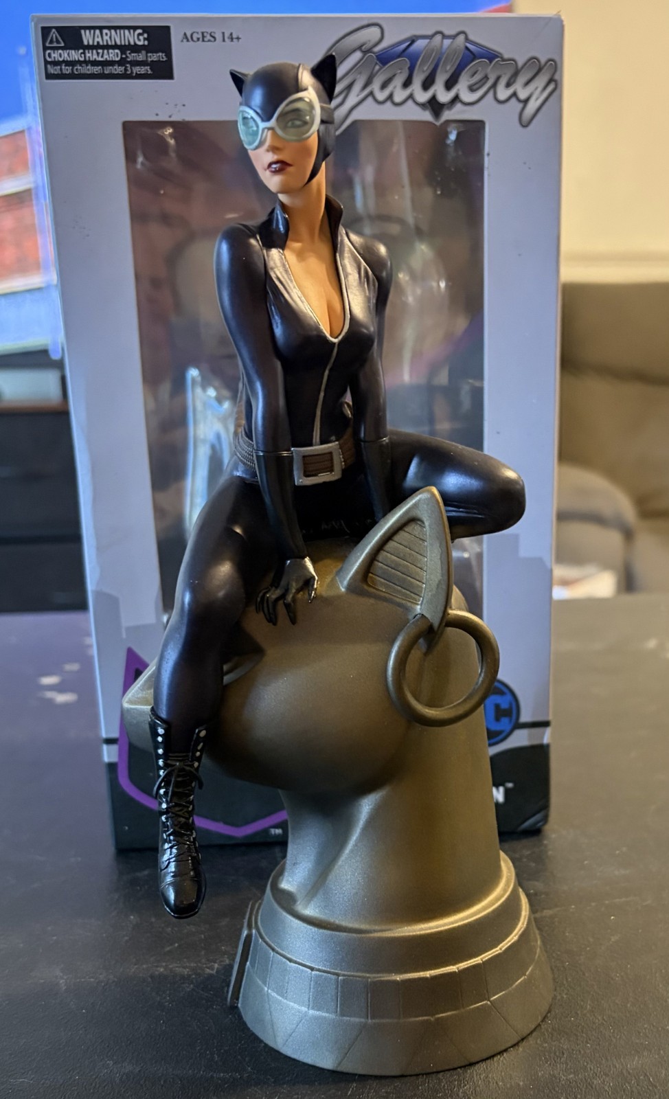 Diamond Select DC Comics Catwoman PVC Diorama Statue Figure