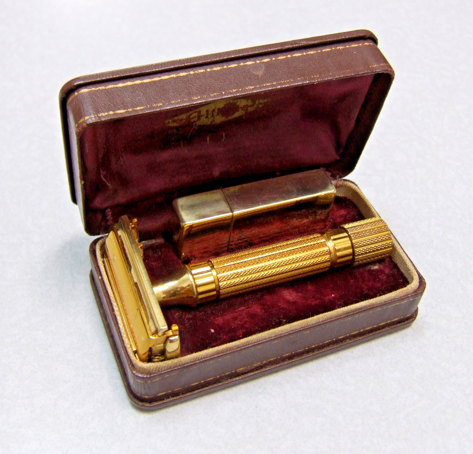Vintage 1946-47 Gillette ARISTOCRAT TTO DE Safety Razor Set in Case