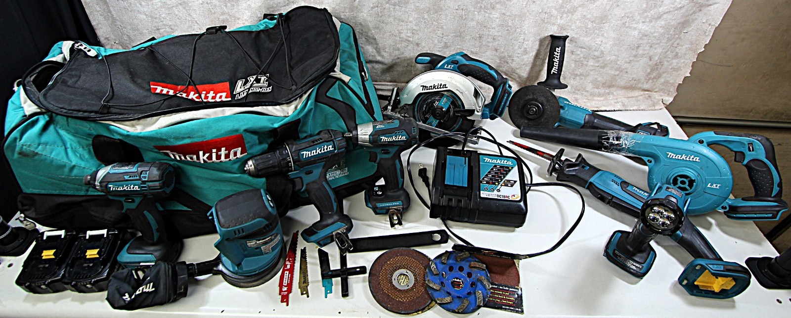 MAKITA LXT600 9 TOOL SET DUFFEL BAG TWO 18V LITHIUM-ION BATTERIES (9AYU26KC) MAKITA LXT600 9 TOOL SET DUFFEL BAG TWO 18V LITHIUM-ION BATTERIES (9AYU26KC)