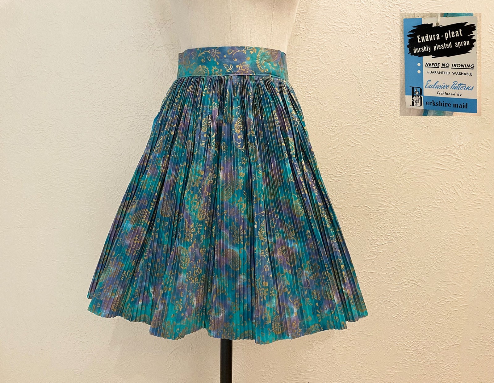 Vintage 50s 60s NOS Deadstock Fancy Micro Pleated MCM Hostess Apron Vintage 50s 60s NOS Deadstock Fancy Micro Pleated MCM Hostess Apron