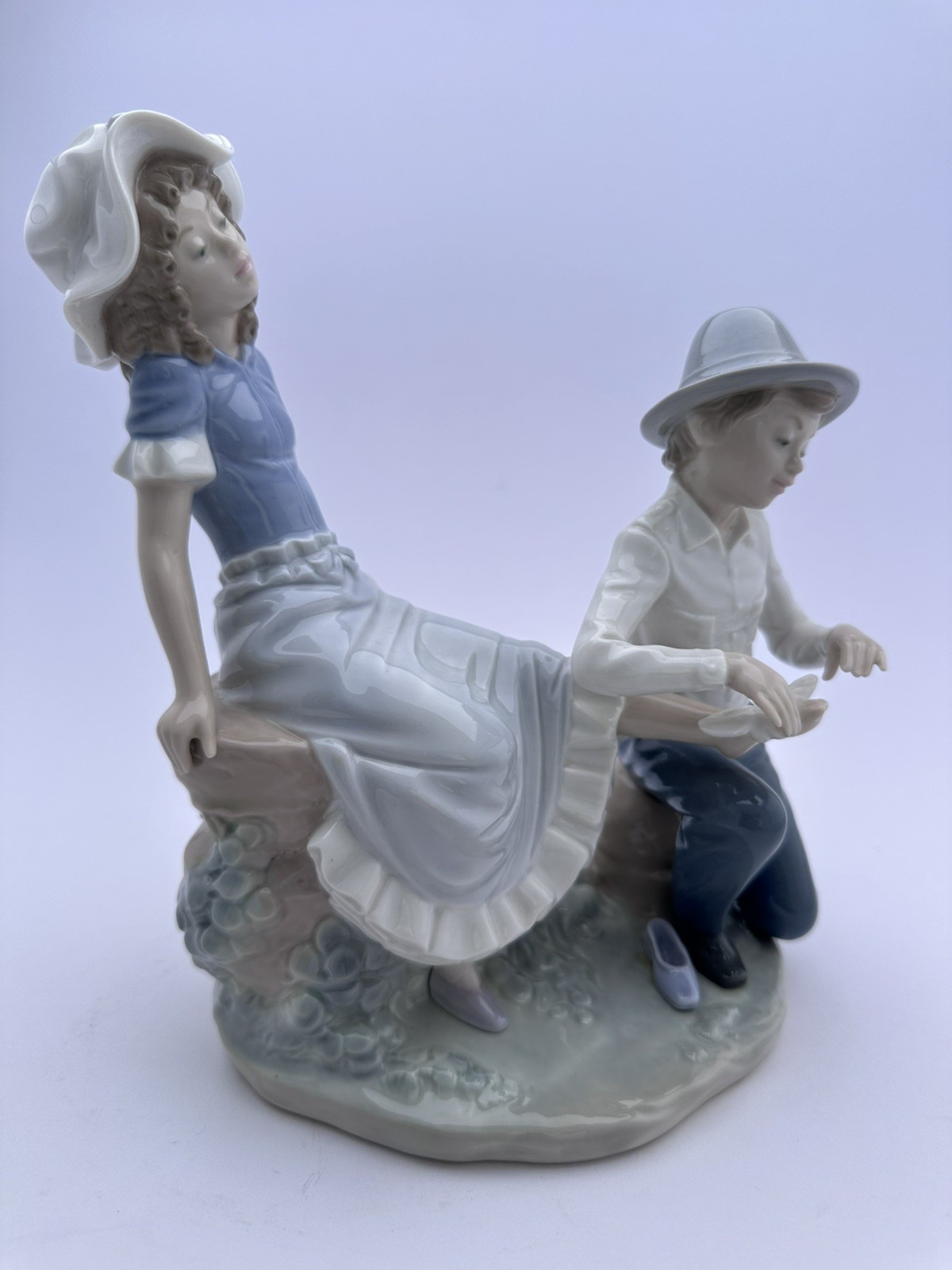 Lladró BUNDLE: “A Tender Moment” & “Young Girl Blowing Kiss” Porcelain Figurines Lladró BUNDLE: “A Tender Moment” & “Young Girl Blowing Kiss” Porcelain Figurines