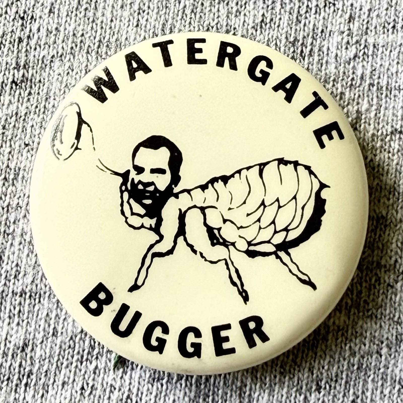 VTG 70s RICHARD NIXON WATERGATE BUGGER POLITICAL SATIRE PINBACK BUTTON PIN G5