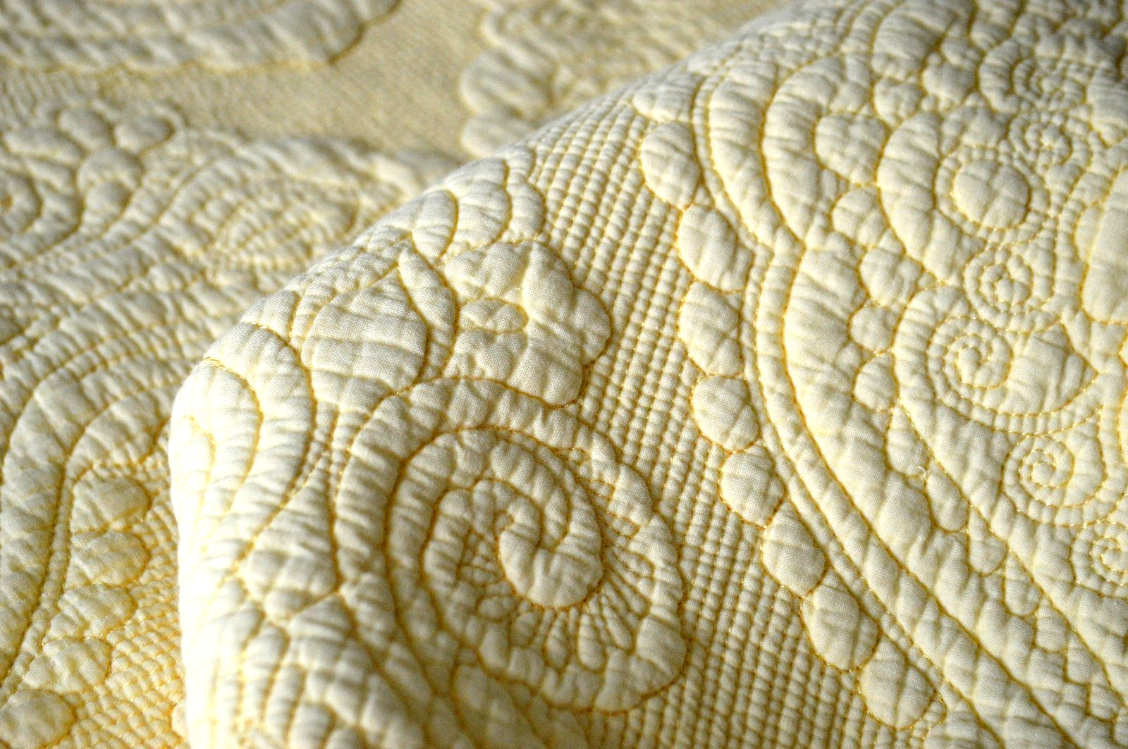 NICOLE MILLER YELLOW MATELASSE COVERLET BEDSPREAD QUEEN SZ QUILTED FLORALS VGC